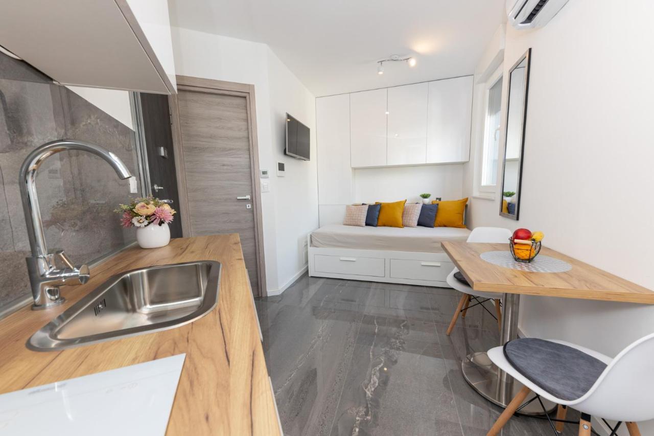 New Studio For 2, Free Private Garage Spot, Wi-Fi, 200 M From Mall Of Split Dış mekan fotoğraf