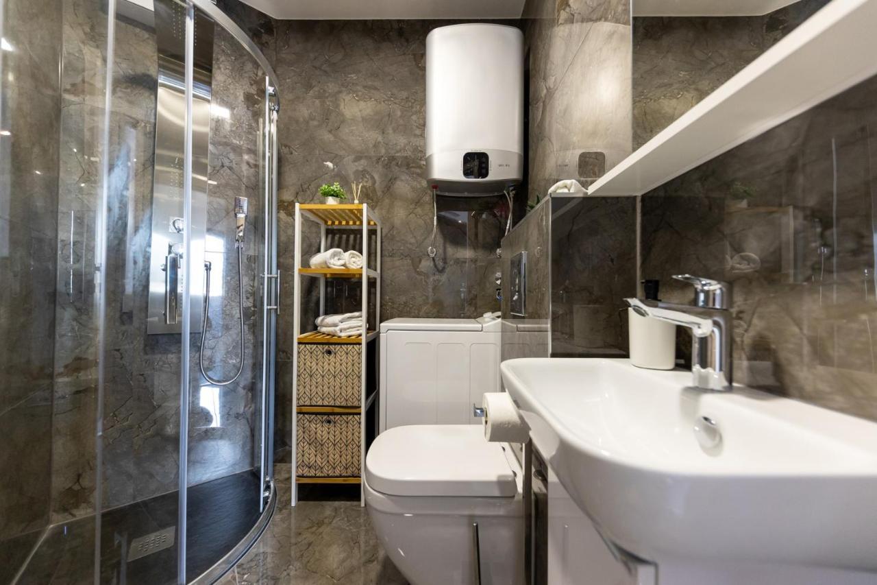 New Studio For 2, Free Private Garage Spot, Wi-Fi, 200 M From Mall Of Split Dış mekan fotoğraf