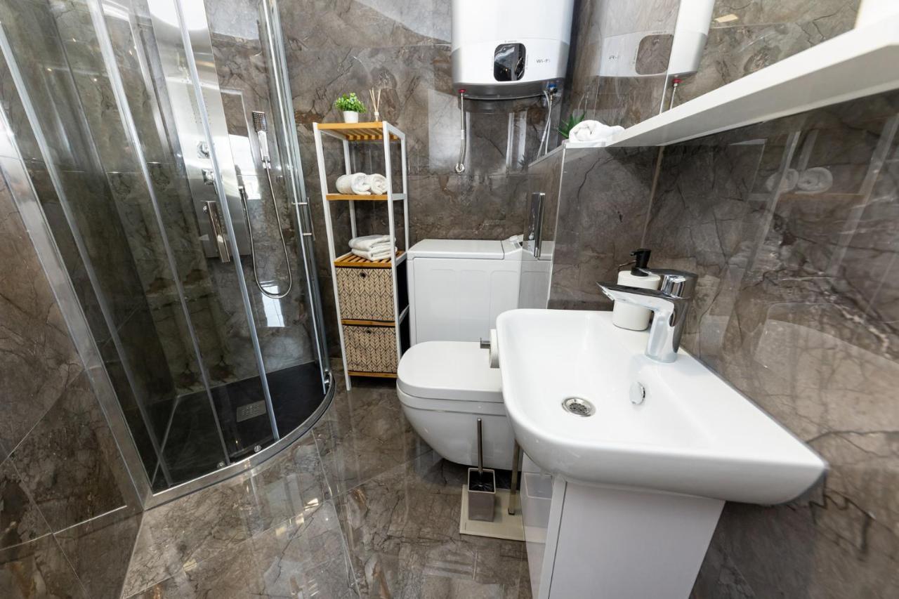 New Studio For 2, Free Private Garage Spot, Wi-Fi, 200 M From Mall Of Split Dış mekan fotoğraf