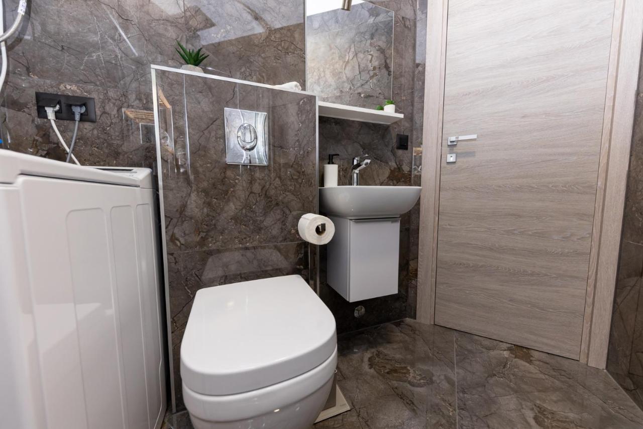 New Studio For 2, Free Private Garage Spot, Wi-Fi, 200 M From Mall Of Split Dış mekan fotoğraf