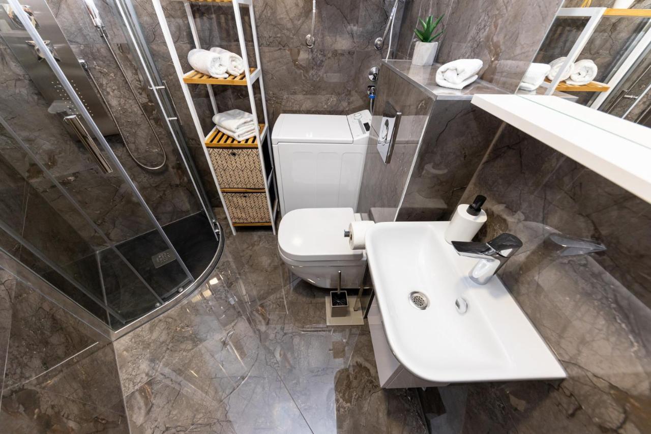 New Studio For 2, Free Private Garage Spot, Wi-Fi, 200 M From Mall Of Split Dış mekan fotoğraf