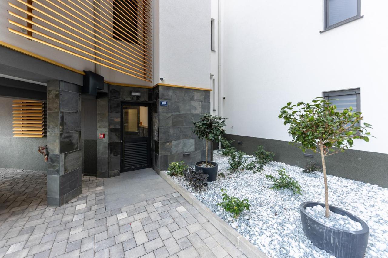 New Studio For 2, Free Private Garage Spot, Wi-Fi, 200 M From Mall Of Split Dış mekan fotoğraf